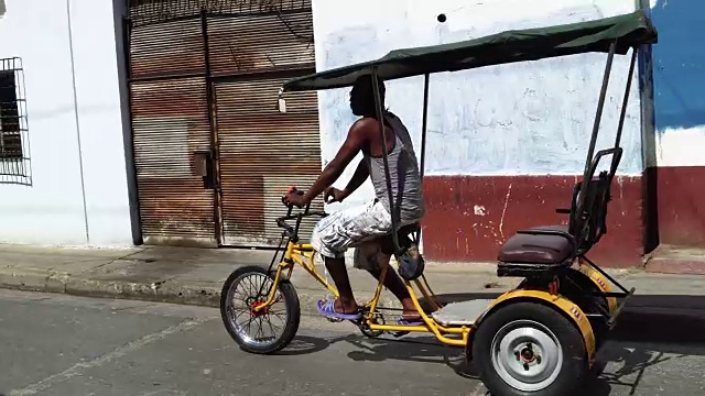 自行车出租车司机和他的车辆，古巴视频下载