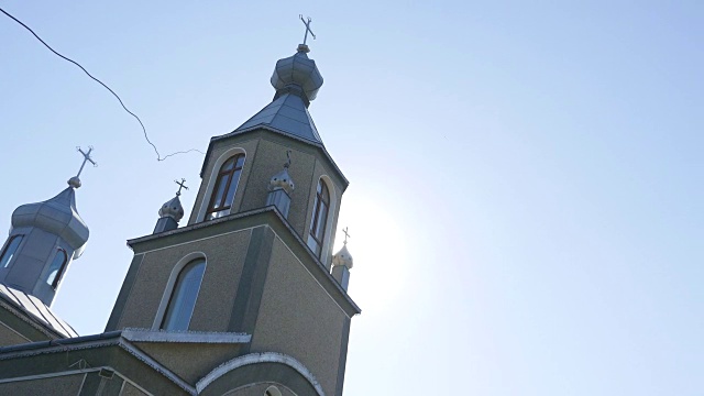 在蓝天和阳光的背景下的基督教教堂视频下载
