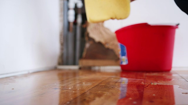 女人在家里擦漏水的水管的特写视频素材