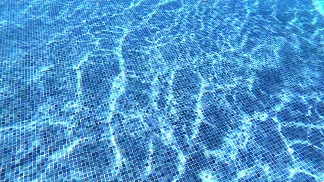 游泳池水焦散器的慢动作视频素材
