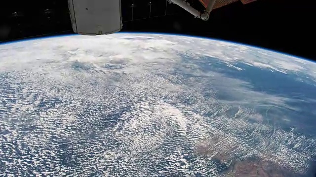 从国际空间站上看到的地球。从太空观察美丽的地球。这段视频由美国宇航局提供。视频素材