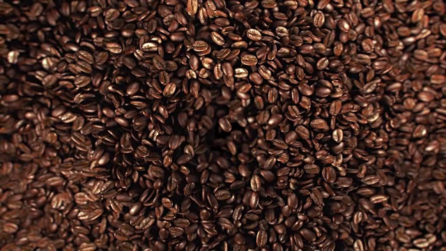 超级慢镜头4K的咖啡豆爆炸视频素材