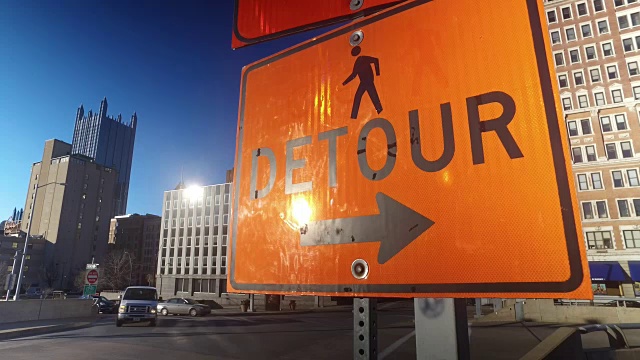 匹兹堡市中心的橙色绕道标志视频素材