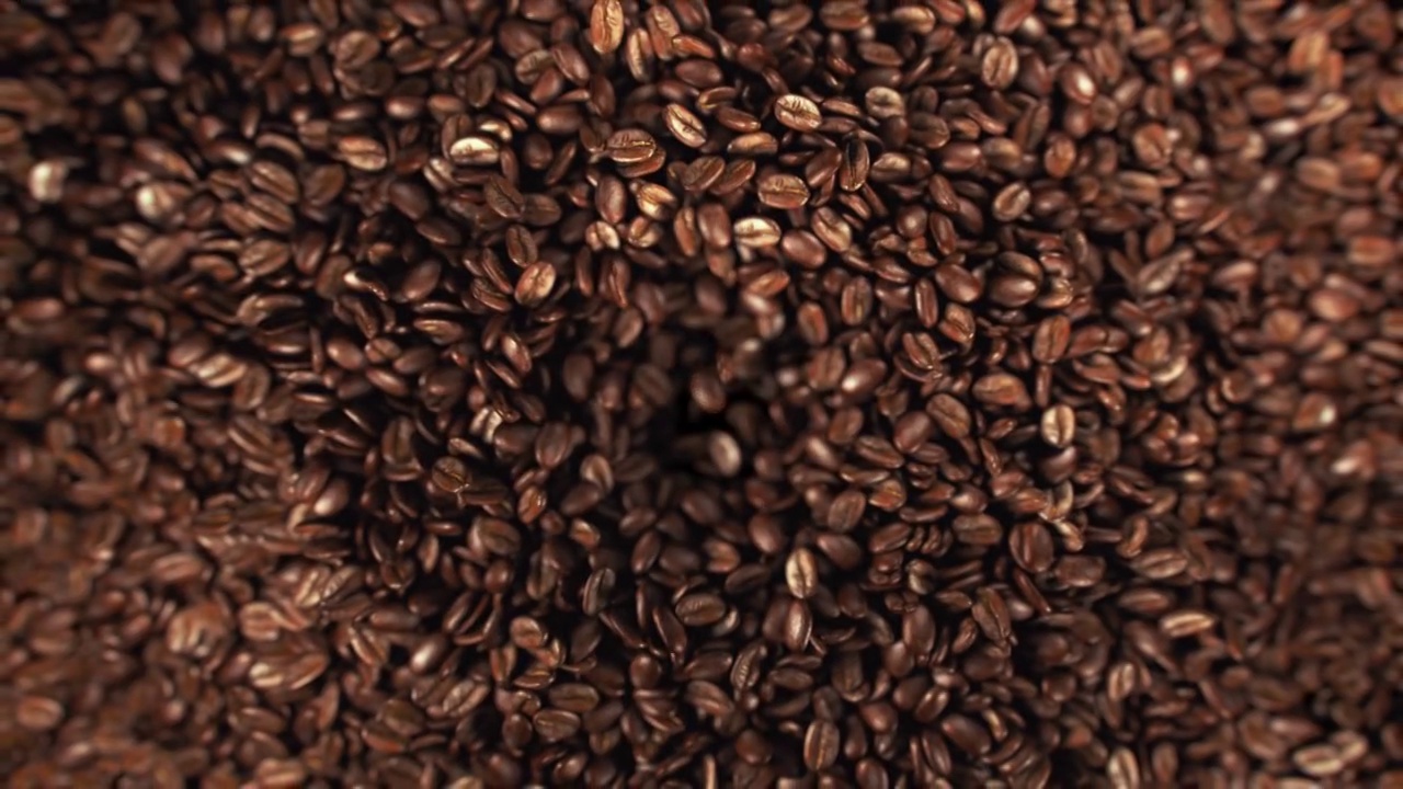 4K超级慢镜头里的咖啡豆跳跃视频素材