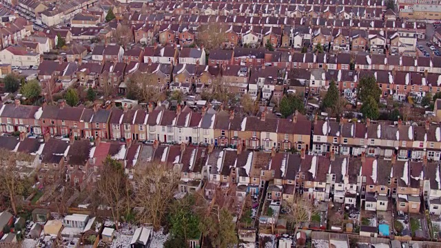 一排排的房子在沃特福德，英国-鸟瞰图视频素材