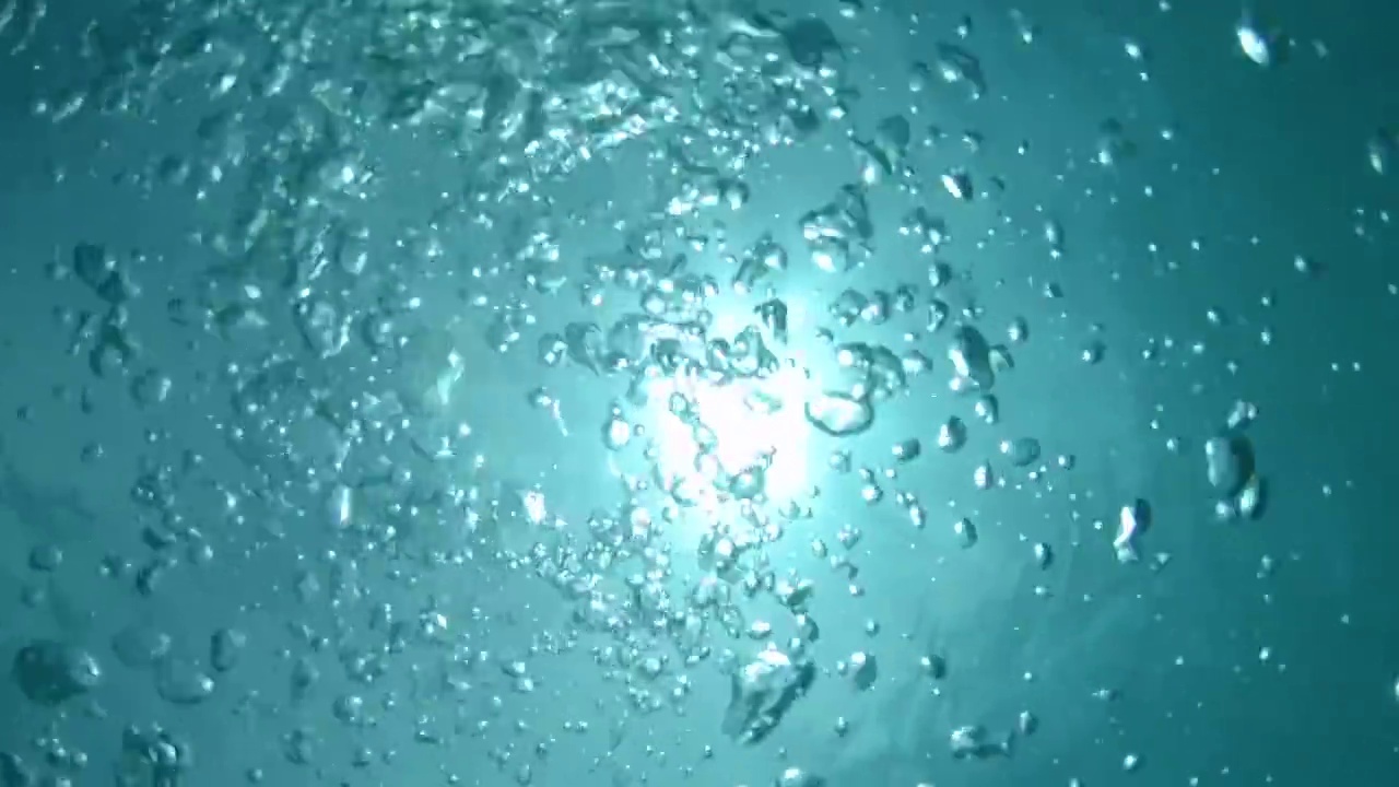 水下:无数的气泡漂浮在令人窒息的海面上。视频素材