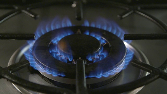 煤气灶被点燃的慢动作剪辑视频素材