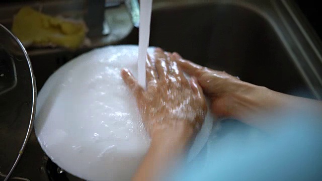 4K女性用流水洗碗。视频下载