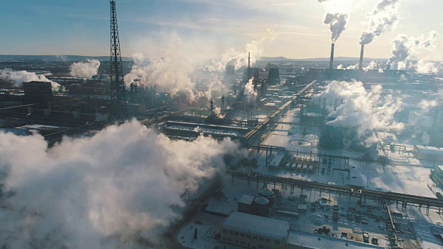 工厂排出的工业烟污染空气视频素材