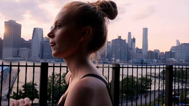 年轻女子在纽约海滨夕阳下锻炼视频素材