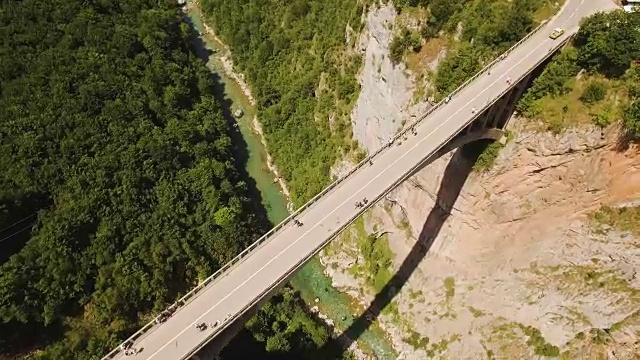 飞越德杰维察桥，穿越塔拉河峡谷。黑山。视频素材
