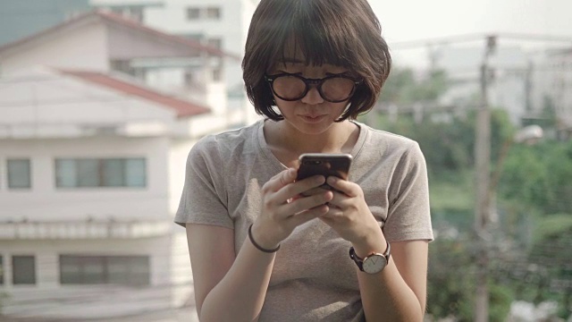 年轻女子使用智能手机视频素材