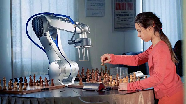 天才儿童的概念。聪明的小女孩和一个现代象棋机器人下棋。4 k。视频素材