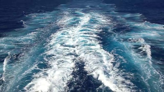 在海上尾随一艘远洋游轮视频素材