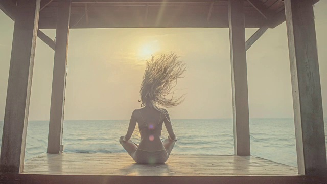 日落时的瑜伽冥想视频下载