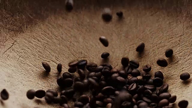 咖啡豆的慢动作镜头视频下载