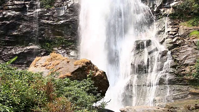 Vachiratarn瀑布在Doi inthanon国家公园，泰国清迈视频素材