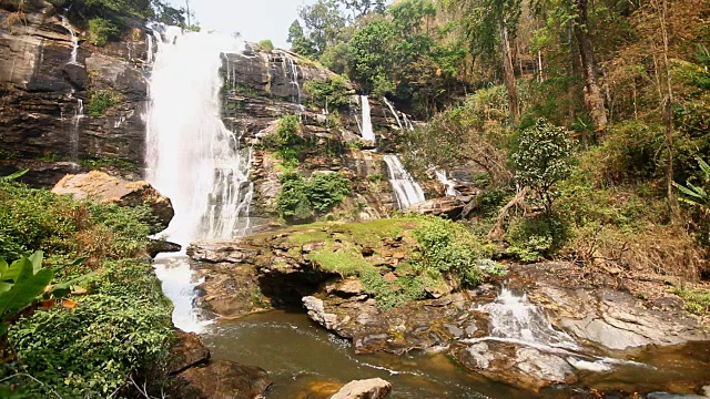 Vachiratarn瀑布在Doi inthanon国家公园，泰国清迈视频素材