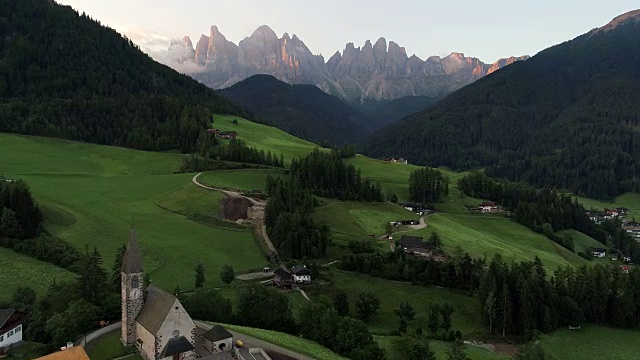 无人机视频圣玛达莱娜圣马达莱娜瓦尔迪富内斯在Dolomites意大利阿尔卑斯山与Furchetta峰的背景视频下载