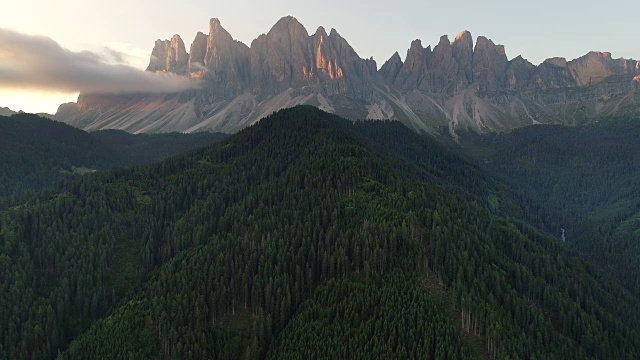 无人机视频圣玛达莱娜圣马达莱娜瓦尔迪富内斯在Dolomites意大利阿尔卑斯山与Furchetta峰的背景视频素材