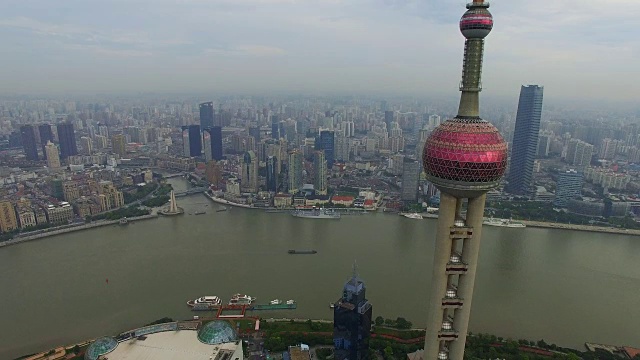 鸟瞰图东方明珠塔和上海外滩视频素材