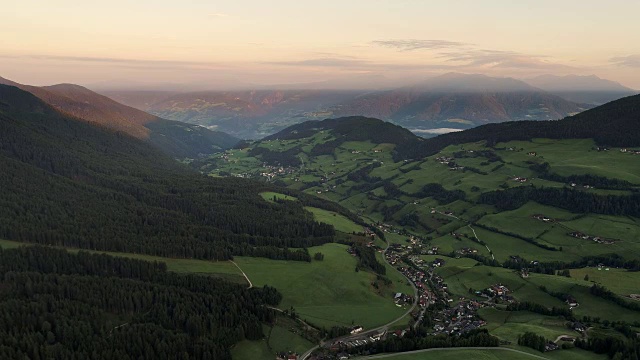 空中无人机视频的圣玛格达莱纳圣玛达莱纳瓦尔迪富内斯在白云石意大利阿尔卑斯山日出视频素材