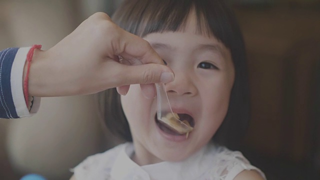 真正的亚洲女儿在吃早餐视频下载