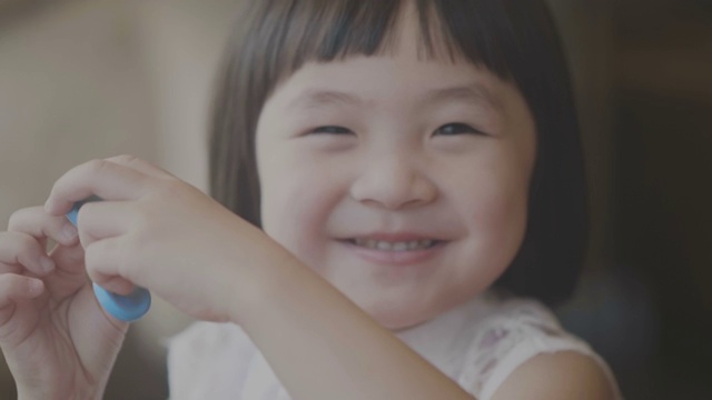 亚洲小女孩的积极情绪肖像视频购买