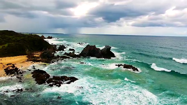 环绕着海洋的岩石在空中旋转视频素材