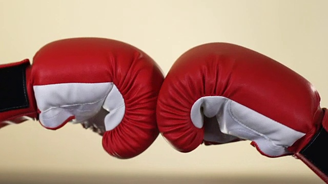 两名对手手握拳击手套，进行体育竞赛、抵抗、冲突视频下载