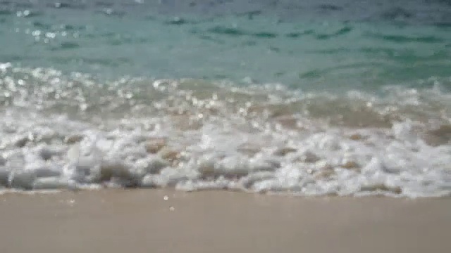 4 k。抽象模糊的海浪与声音，清澈的水在白色的沙滩上与复制空间区域。夏日海滩度假背景镜头视频素材
