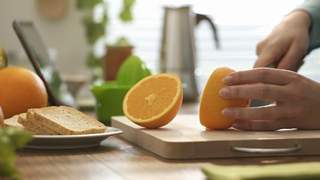 为早餐准备健康橙汁的女人视频素材