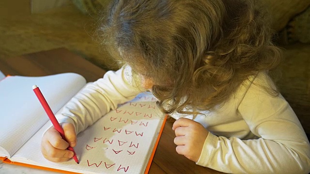 小女孩学着写“妈妈”这个词视频素材