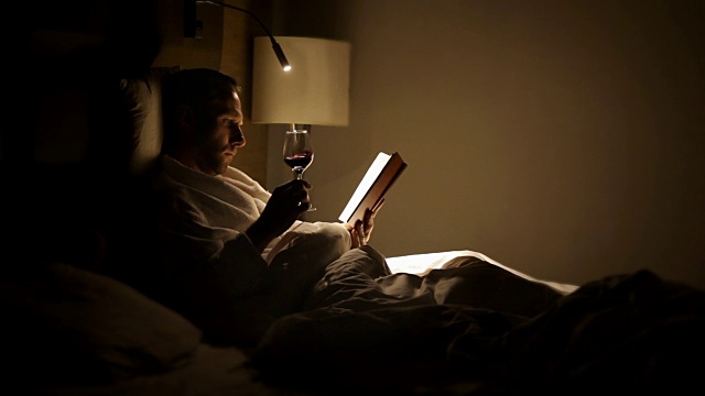 男人在床上看书喝酒视频下载