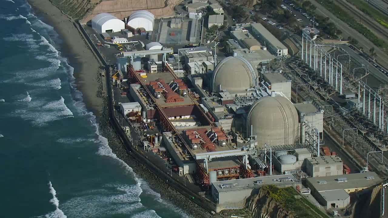 海岸核电站的鸟瞰图视频下载