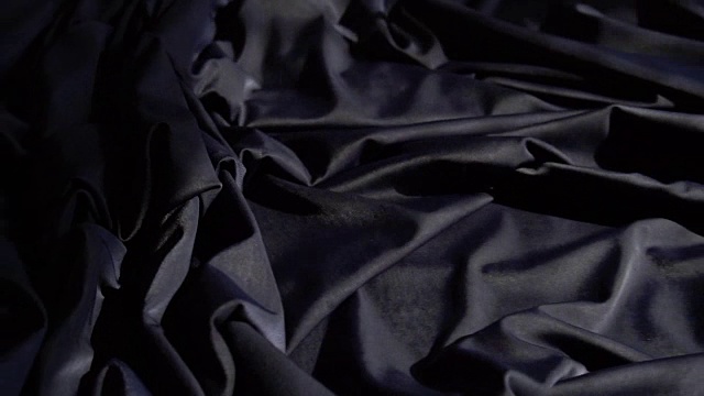 背景纹理柔软的黑色织物织物材料反向移动。视频素材