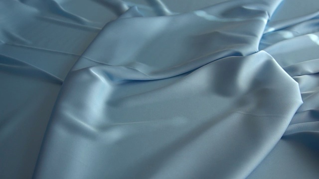 背景纹理柔软的蓝色织物织物材料反向移动。视频素材