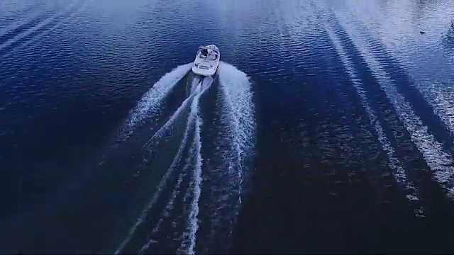 空中飞过湖面上的快艇视频素材