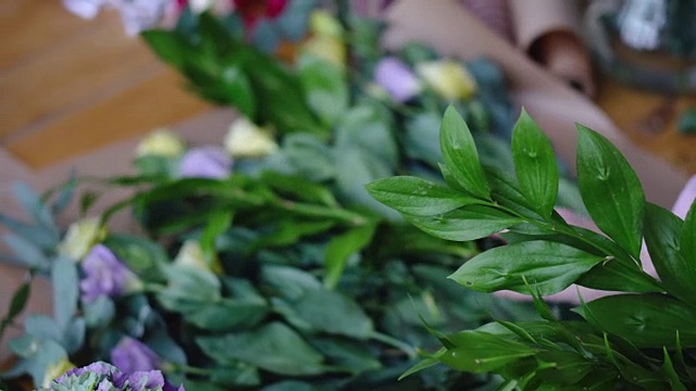 花商在花束上涂绿色视频素材
