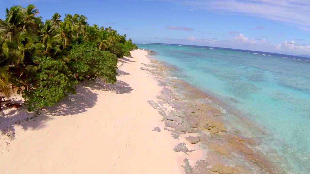 无人机拍摄的斐济一个美丽的热带岛屿。视频下载