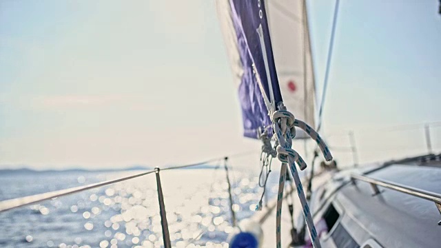 4K绑绳结在阳光明媚的帆船上，实时视频素材