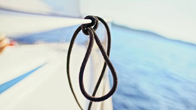 4K绑绳结在阳光明媚的帆船栏杆上，实时视频下载