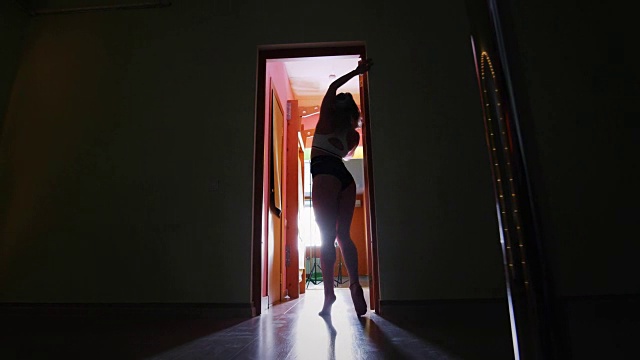 美丽的钢管舞女郎穿着紧身的衣服，性感的身材在钢管上跳舞视频素材