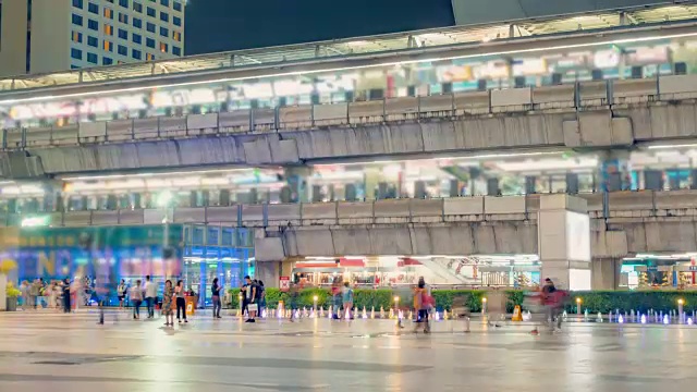 通勤行人人群曼谷暹罗广场时间流逝的城市生活背景。视频下载
