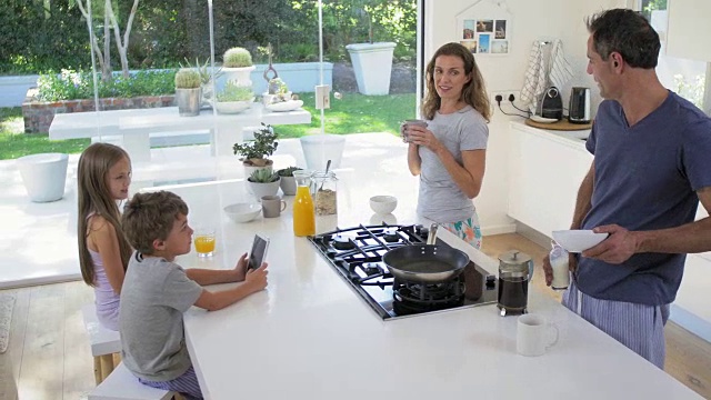 现代现代家庭在厨房里准备早餐视频素材