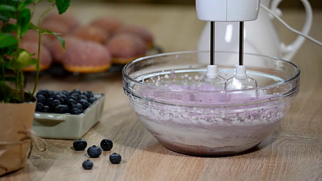 用搅拌机搅拌蓝莓奶油视频素材