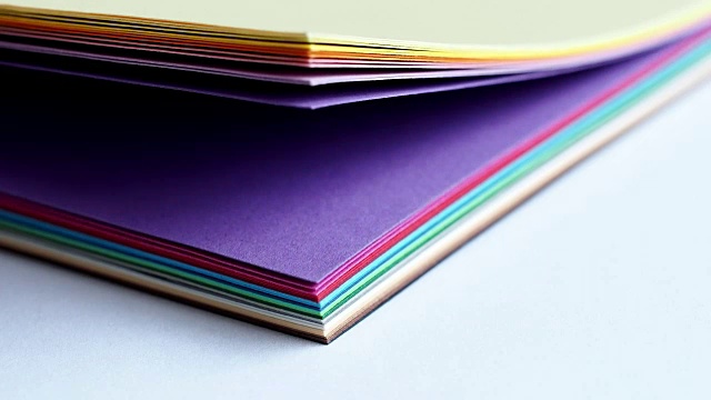 颜色色板的书。彩虹样品颜色目录。把彩纸翻过来。视频下载