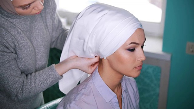 穆斯林女子系伊斯兰头巾的漂亮的新娘视频下载