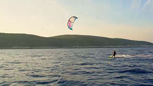 4K人风筝冲浪阳光明媚，宁静的日落海洋，实时视频素材
