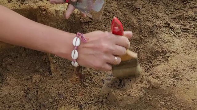 考古学家巧妙地清理了在一层黏土下发现的古墓视频素材